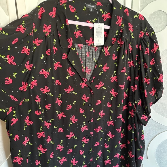 Torrid Challis Cherry Skulls Button Front Shirt 6X NWT - Picture 3 of 4